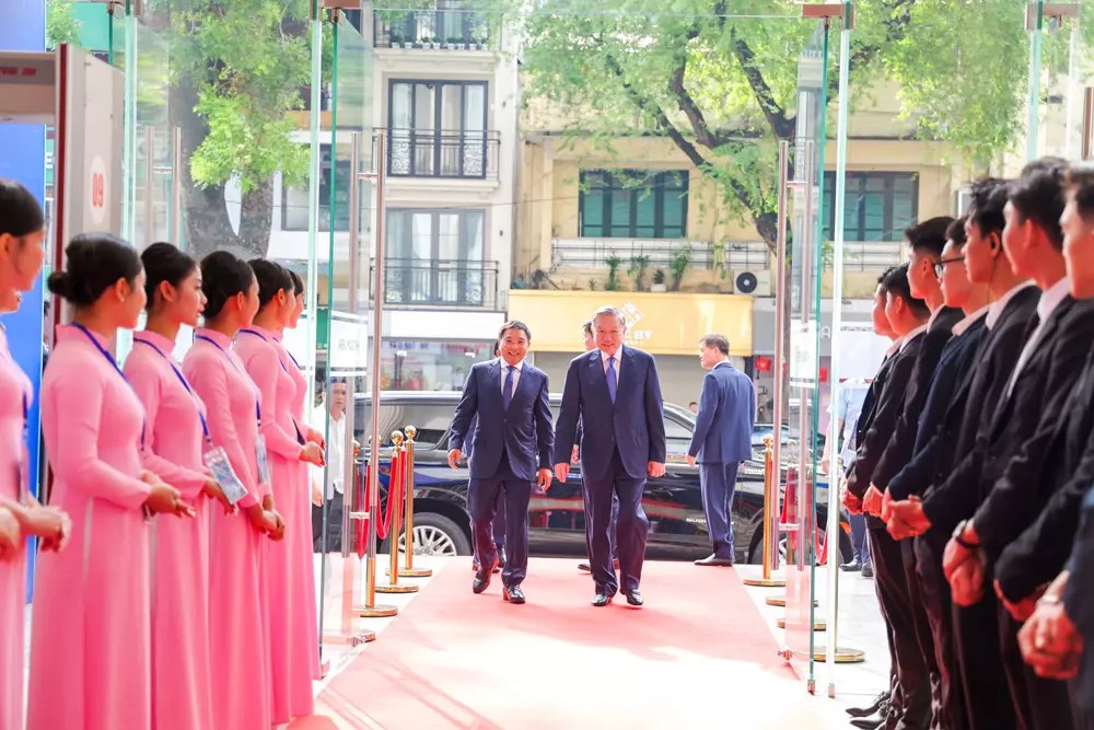 Yếu tố chính trị và nghi lễ trang trọng